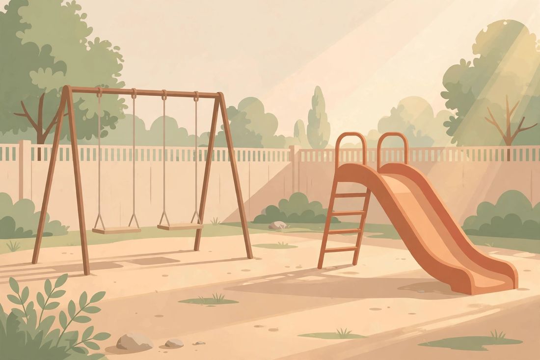 Leerer Spielplatz mit Schaukeln und Rutsche